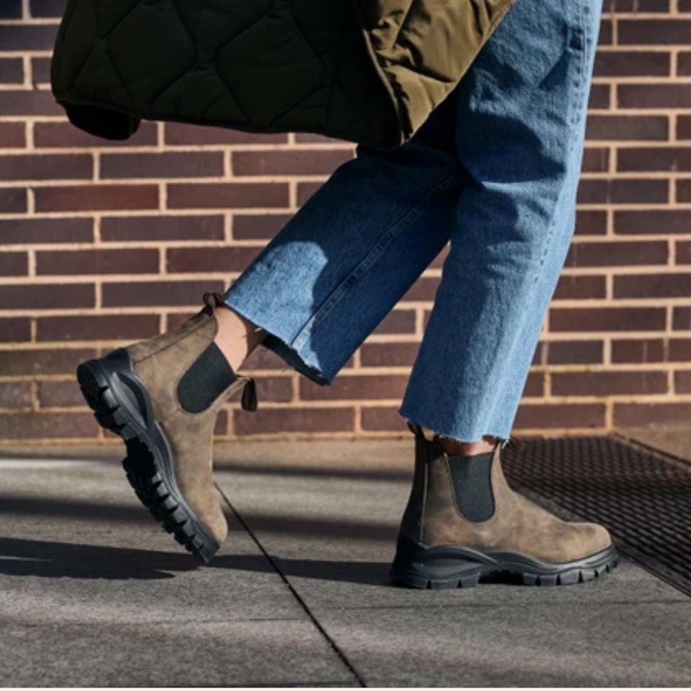 Women’s Blundstone Chelsea lug boots